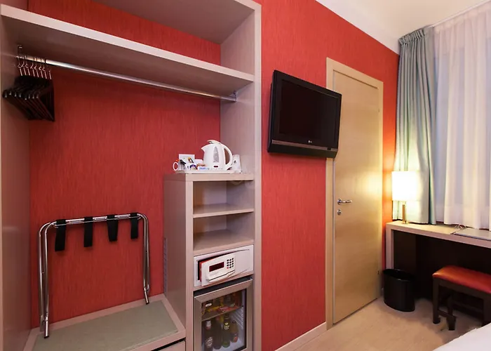 Отель Western Porto Antico 3*